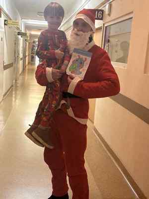 Policyjny Mikołaj i zebra Ziko odwiedzili dzieci w szpitalu.