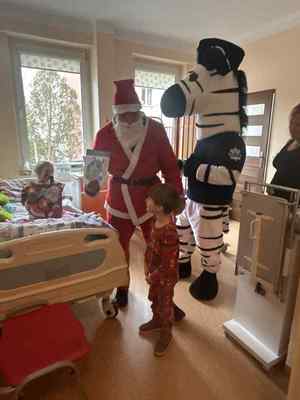 Policyjny Mikołaj i zebra Ziko odwiedzili dzieci w szpitalu.