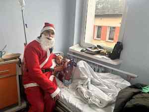 Policyjny Mikołaj i zebra Ziko odwiedzili dzieci w szpitalu.