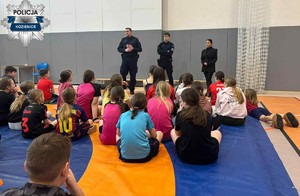 Spotkanie dzielnicowego z dziećmi i młodzieżą na półkolonii.