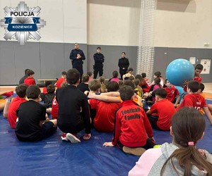 Spotkanie dzielnicowego z dziećmi i młodzieżą na półkolonii.