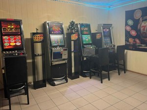 Zabezpieczone nielegalne automaty do gier i gotówka.