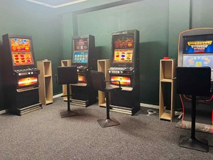 Zabezpieczone nielegalne automaty do gier i gotówka.