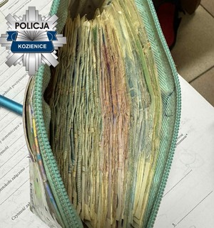 Zabezpieczone nielegalne automaty do gier i gotówka.