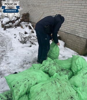 Dzielnicowi z Kozienic wspierają mieszkańców w trudnym czasie zimy