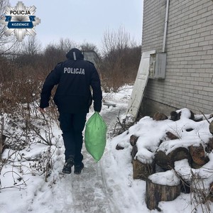 Dzielnicowi z Kozienic wspierają mieszkańców w trudnym czasie zimy
