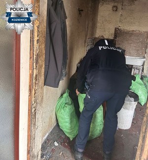 Dzielnicowi z Kozienic wspierają mieszkańców w trudnym czasie zimy