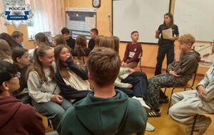 mł. asp. Ewa Marczewska na pogadankach z uczniami na temat hejtu
