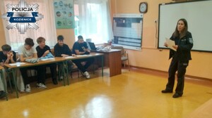 mł. asp. Ewa Marczewska na pogadankach z uczniami na temat hejtu