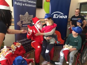 Policyjny Mikołaj w szpitalu w Kozienicach na oddziale dziecięcym