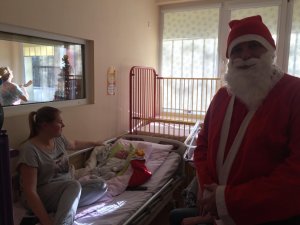 Policyjny Mikołaj w szpitalu w Kozienicach na oddziale dziecięcym