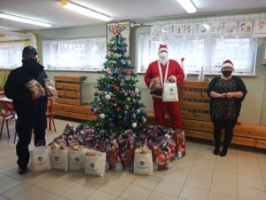 Policyjny Mikołaj przekazał Misie dla dzieci ze Świetlicy Środowiskowej Poranek