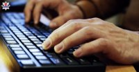 klawiatura komputera i dłonie człowieka