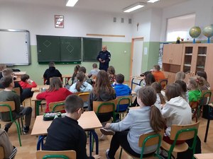 Spotkanie dzielnicowego z uczniami Szkoły Podstawowej w Ciepielowie