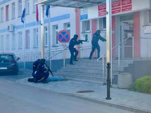 wejście policjantów do budynku starostwa powiatowego