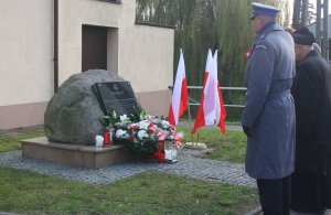 Komendant Powiatowy Policji w Lipsku i ks. kan. Henryk Jagieło składają znicz przy Kamieniu Pamięci Powstańców Listopadowych.