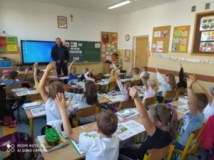 Policjant i dzieci w klasie