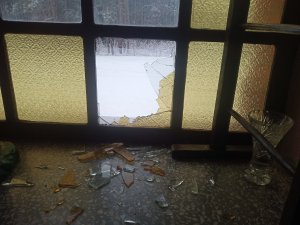 wybita szyba w oknie kościoła