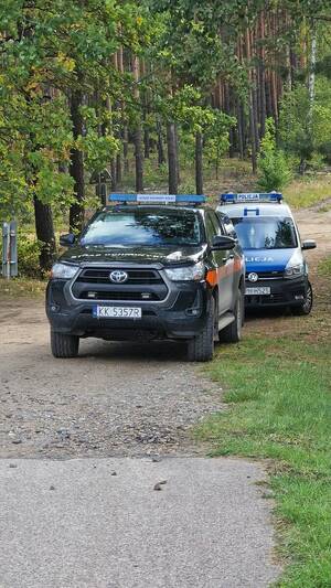funkcjonariusze  Policji i Sok kontrolują rejony torów i przejazdów kolejowych