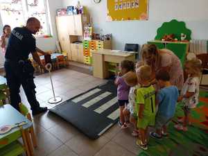 Dzielnicowy asp. Piotr Mamiński na spotkaniu w przedszkolu Happy Kids