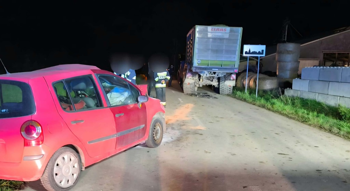 Zderzenie Renault z ciągnikiem rolniczym w Szwelicach; 78-latek trafił do szpitala