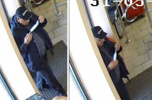 Fotografia kolorowa z kamer monitoringu: dwa zdjęcia - postać mężczyzny w czapce z daszkiem, zakłada na twarz maseczkę ochronną.