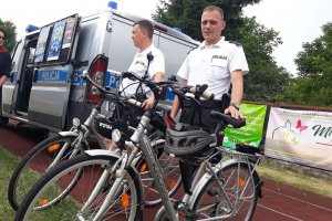 dwóch policjantów na rowerach