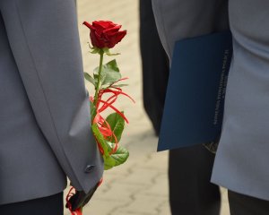 policjantka trzyma w ręku różę