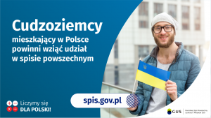 Plakat: na niebieskim tle biały napis &quot;cudzoziemcy mieszkający w Polsce powinni wziąć udział w Spisie Powszechnym&quot; a obok postać mężczyzny który trzyma mała flagę Ukrainy (niebiesko -żółta).