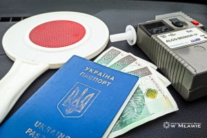 paszport, banknoty , tarcza do zatrzymywania pojazdów oraz alkotest