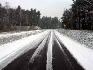 Fotografia: droga w okresie zimowym - śnieg.