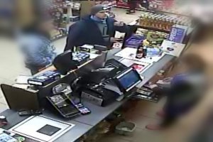 screen z monitoringu postać mężczyzny stojącego przy kasie w sklepie