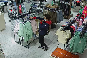screen z monitoringu, widoczna kobieta w kurtce z czerwonym kapturem