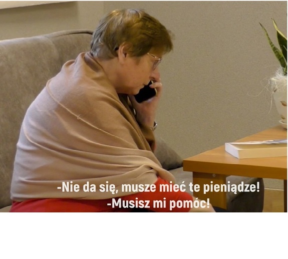 Fotografia kolorowa: starsza kobieta - seniorka trzyma telefon komórkowy przy uchu.