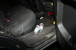 wnętrze pojazdu, widoczne puszki z piwem
