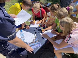 Fotografia kolorowa: Wakacje z mławską policją – czyli świetna zabawa i nauka zasad bezpieczeństwa