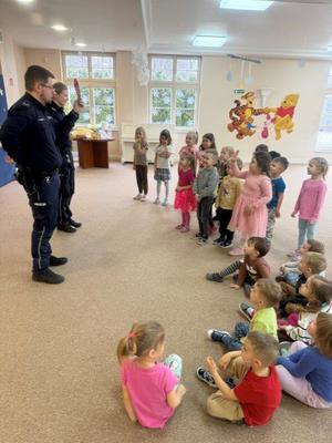 Fotografia Kolorowa: dzielnicowi z przedszkolakami w Bajkowym Dworku w Mławie.