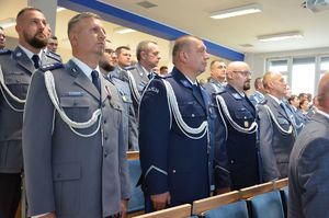 Fotografie kolorowe: 106. rocznica powstania Policji Państwowej. Uroczystości w auli im. kom. Apoloniusza Strzeleckiego, KPP Mława