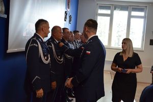 Fotografie kolorowe: 106. rocznica powstania Policji Państwowej. Uroczystości w auli im. kom. Apoloniusza Strzeleckiego, KPP Mława