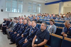 Fotografie kolorowe: 106. rocznica powstania Policji Państwowej. Uroczystości w auli im. kom. Apoloniusza Strzeleckiego, KPP Mława