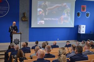Fotografie kolorowe: 106. rocznica powstania Policji Państwowej. Uroczystości w auli im. kom. Apoloniusza Strzeleckiego, KPP Mława