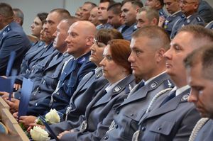 Fotografie kolorowe: 106. rocznica powstania Policji Państwowej. Uroczystości w auli im. kom. Apoloniusza Strzeleckiego, KPP Mława