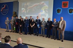 Fotografie kolorowe: 106. rocznica powstania Policji Państwowej. Uroczystości w auli im. kom. Apoloniusza Strzeleckiego, KPP Mława