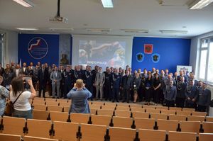 Fotografie kolorowe: 106. rocznica powstania Policji Państwowej. Uroczystości w auli im. kom. Apoloniusza Strzeleckiego, KPP Mława