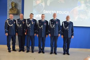 Fotografie kolorowe: 106. rocznica powstania Policji Państwowej. Uroczystości w auli im. kom. Apoloniusza Strzeleckiego, KPP Mława