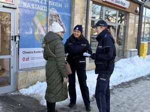 Fotografia kolorowa: Mławscy policjanci z życzeniami i upominkami dla Seniorów