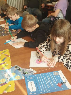 Fotografia kolorowa: Bezpieczne ferie z policjantami i smokiem Sopelkiem