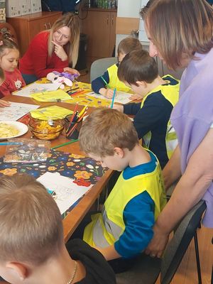 Fotografia kolorowa: Bezpieczne ferie z policjantami i smokiem Sopelkiem