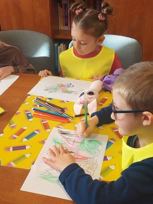 Fotografia kolorowa: Bezpieczne ferie z policjantami i smokiem Sopelkiem