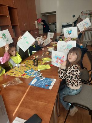 Fotografia kolorowa: Bezpieczne ferie z policjantami i smokiem Sopelkiem